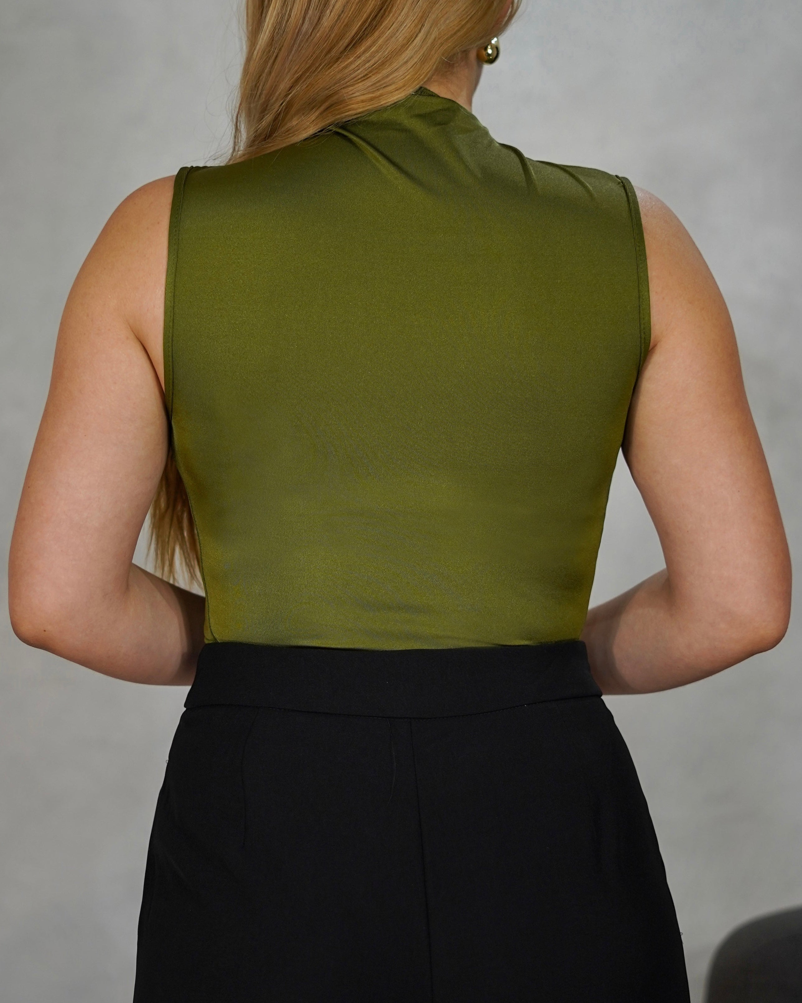 Blusa satinada sin mangas