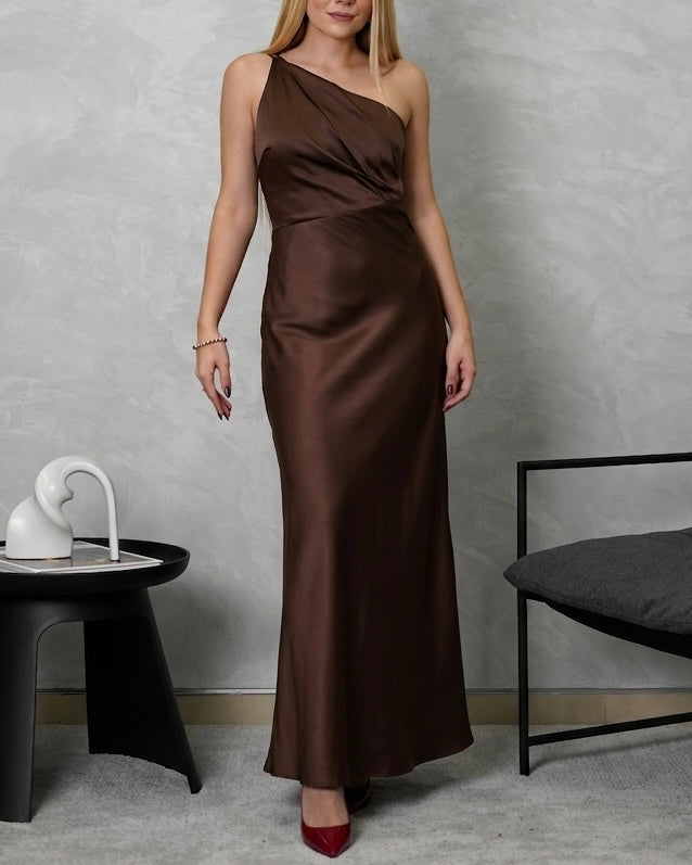 Vestido asimétrico de espalda escotada