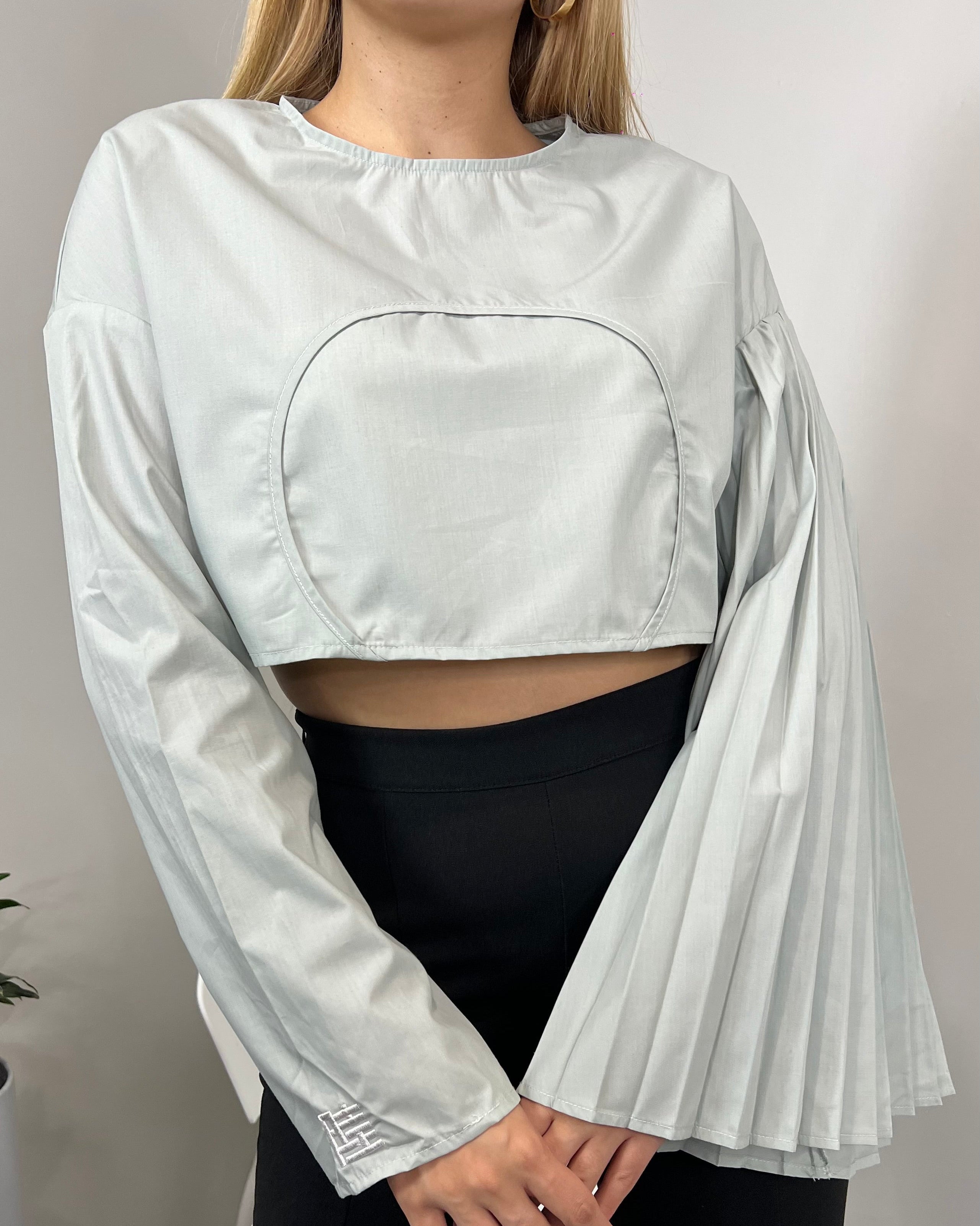 blusa corta con mangas anchas