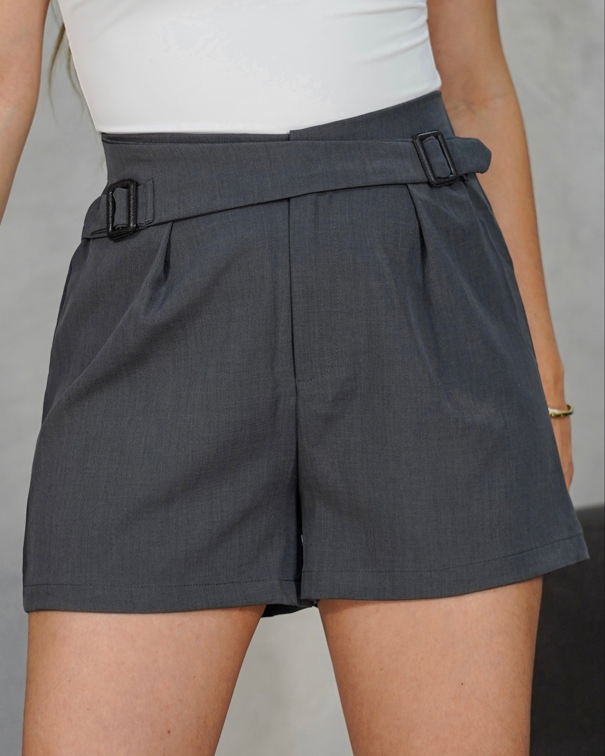 Short con correa doble hebilla