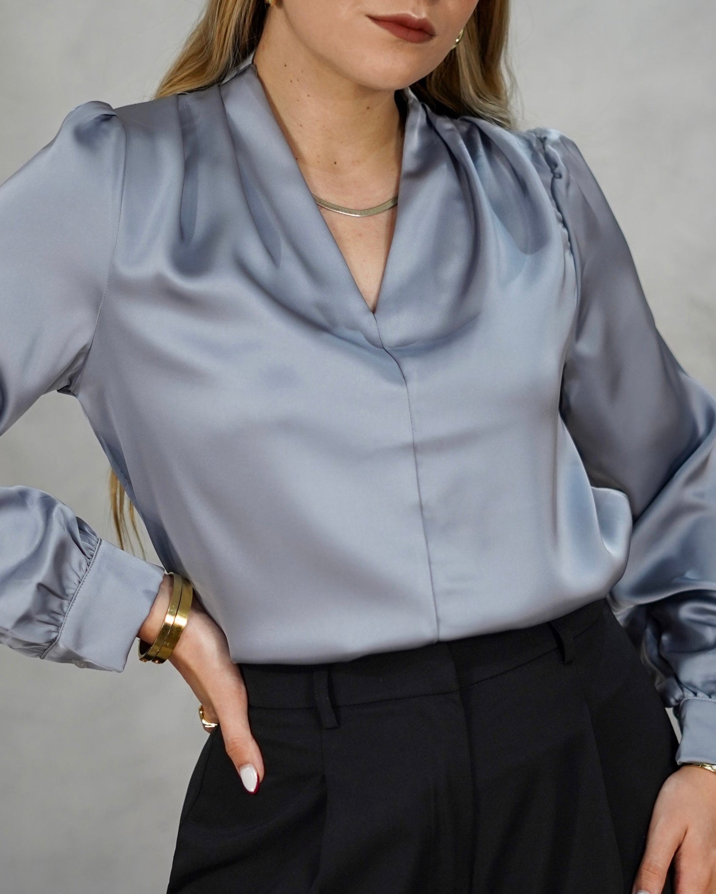 Blusa manga larga satinada sin botones