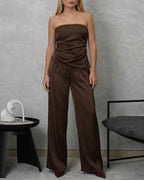 Conjunto de pantalón y blusa strapless de seda asimétrica