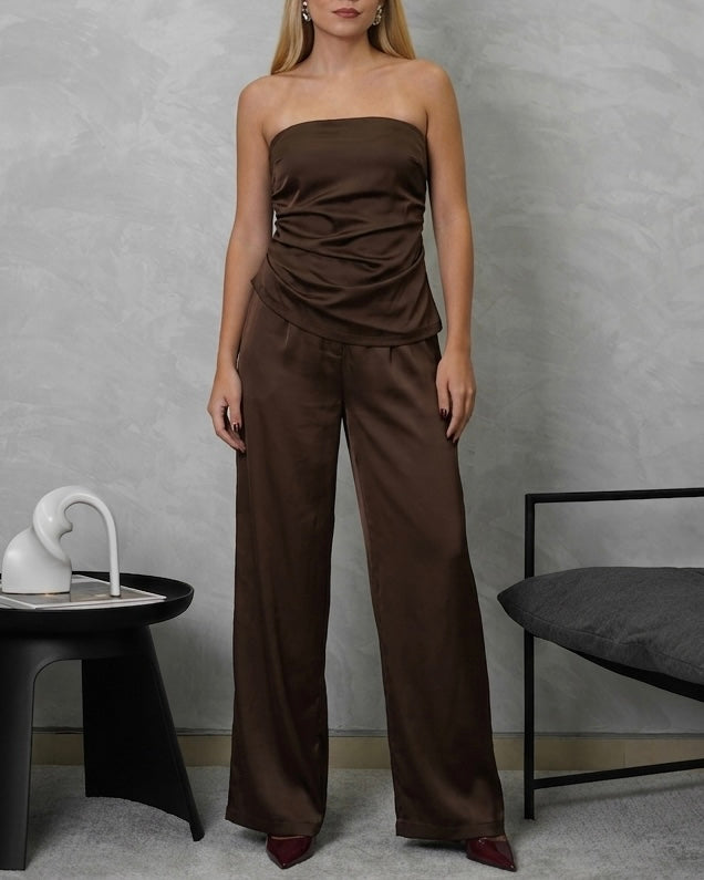 Conjunto de pantalón y blusa strapless de seda asimétrica