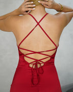 Vestido de tiras finas y abertura en pierna