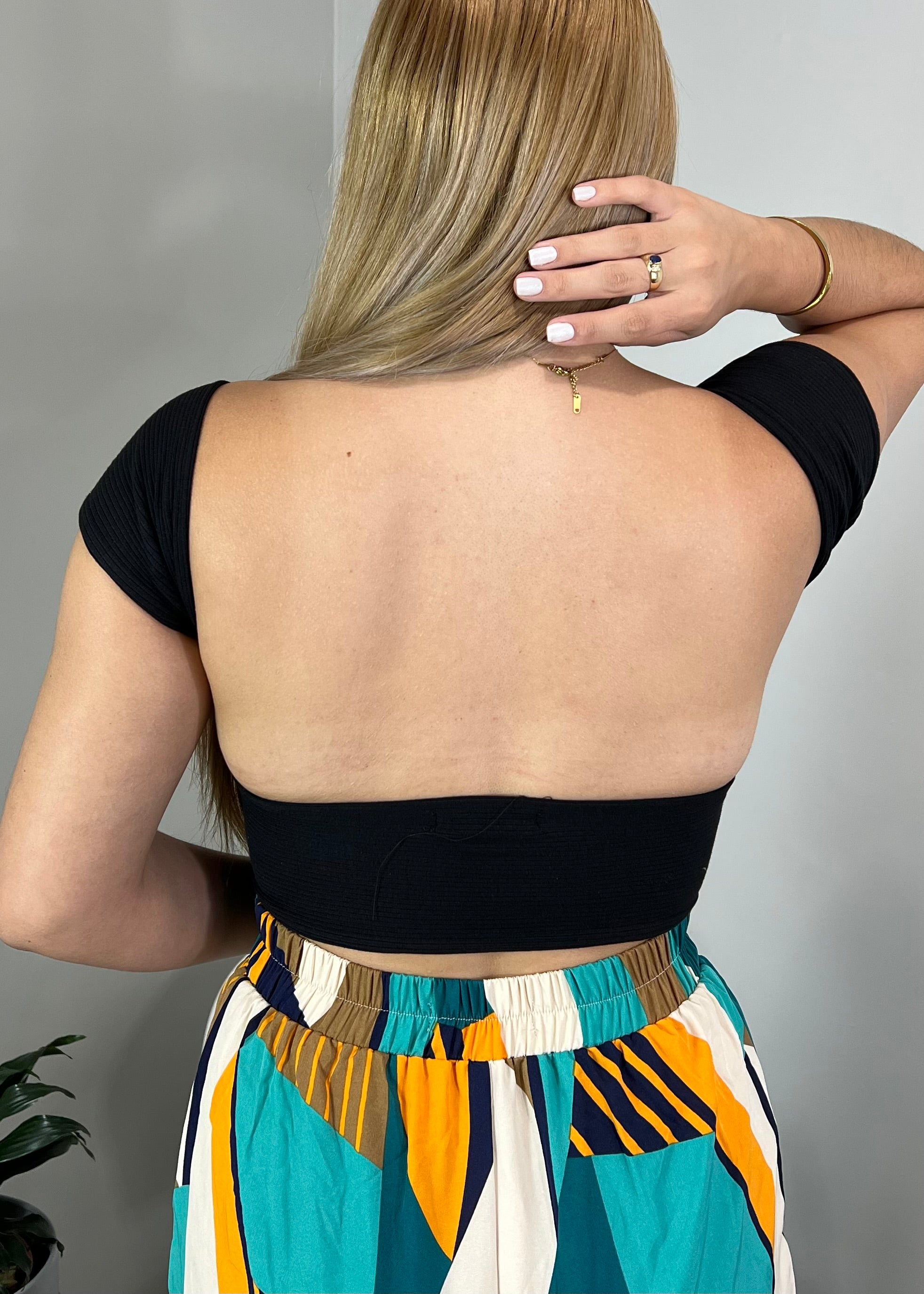 Crop top con nudo en el medio