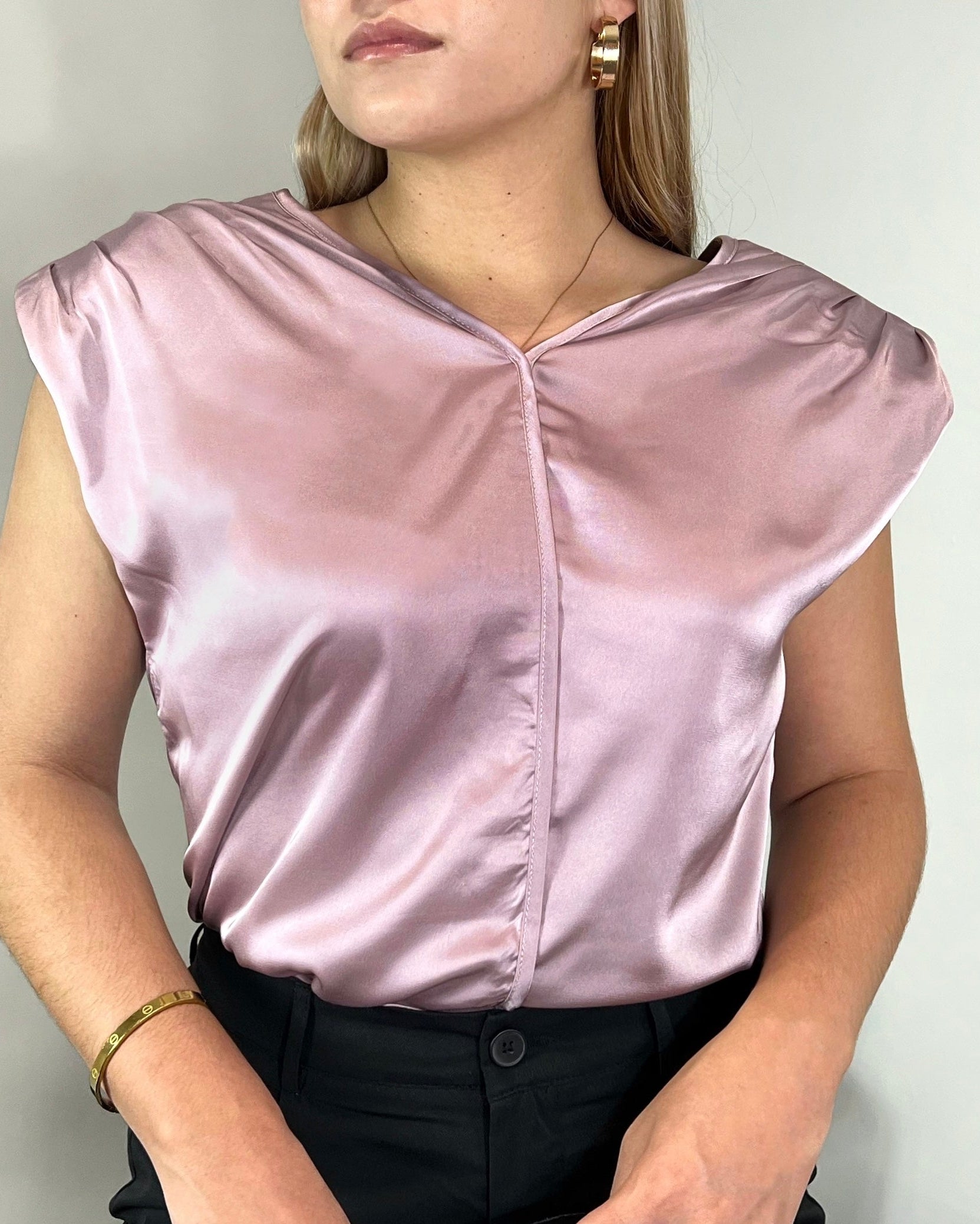 Blusa de seda sin mangas con Hombreras