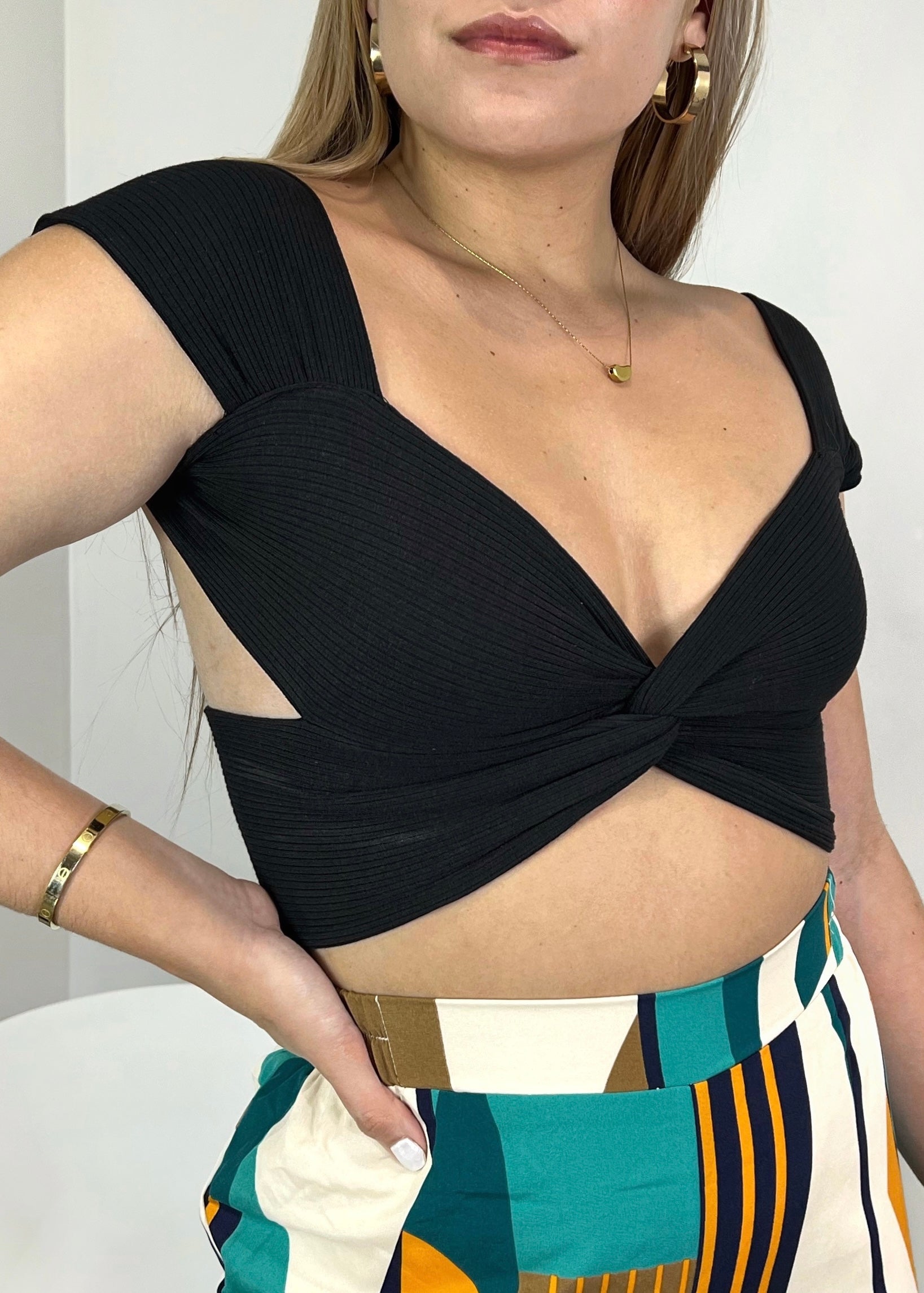 Crop top con nudo en el medio