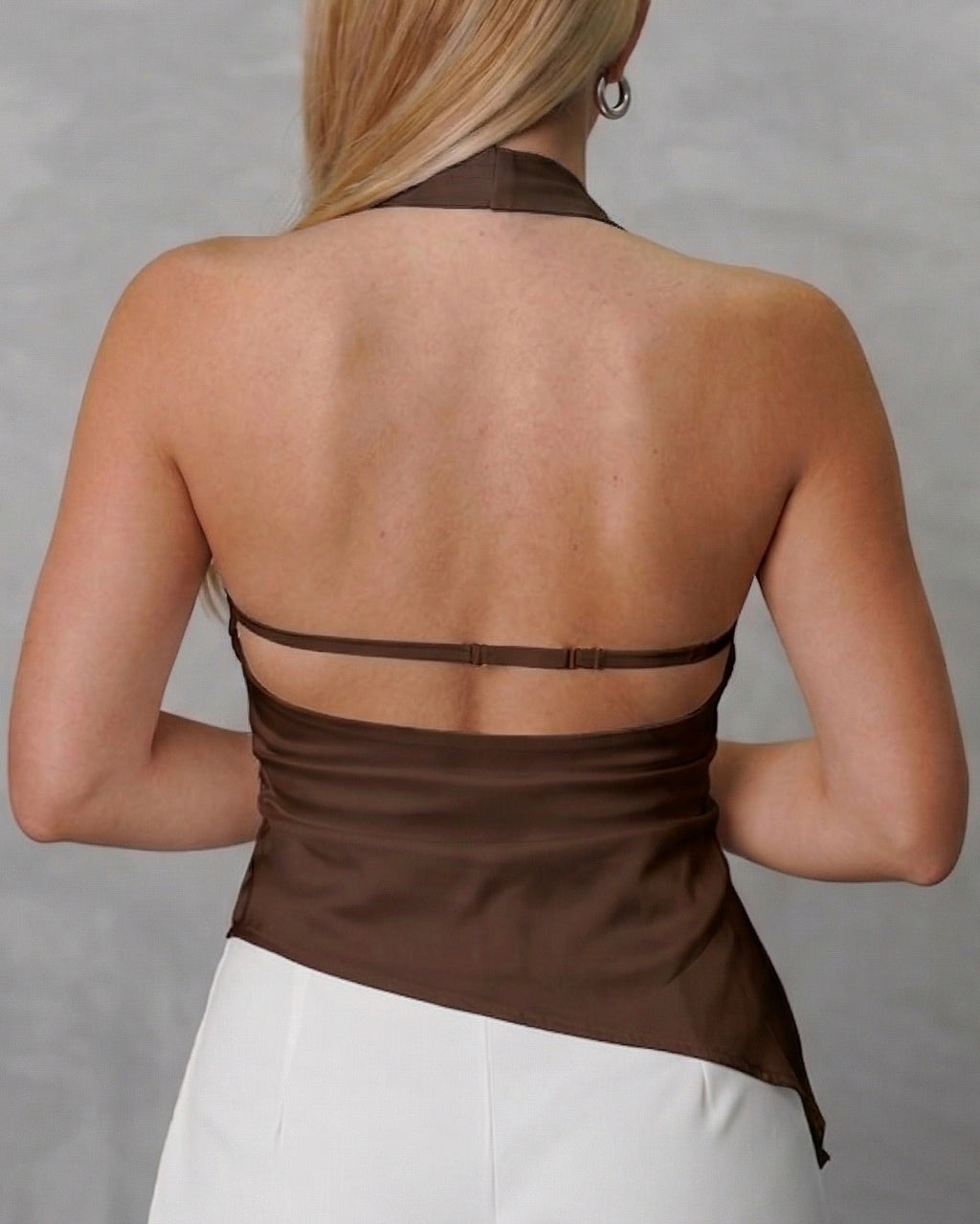 Blusa cuello bobo de espalda escotada con una tira