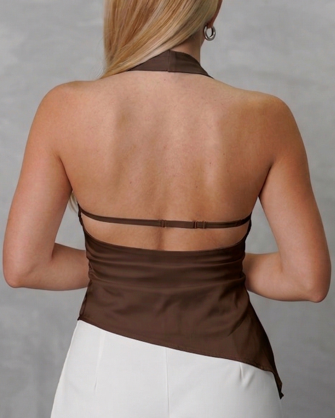 Blusa cuello bobo de espalda escotada con una tira