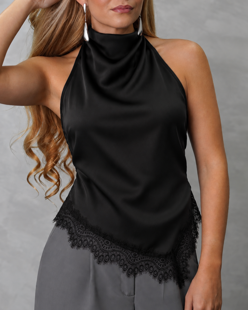 Blusa asimétrica de seda con encaje en el borde inferior