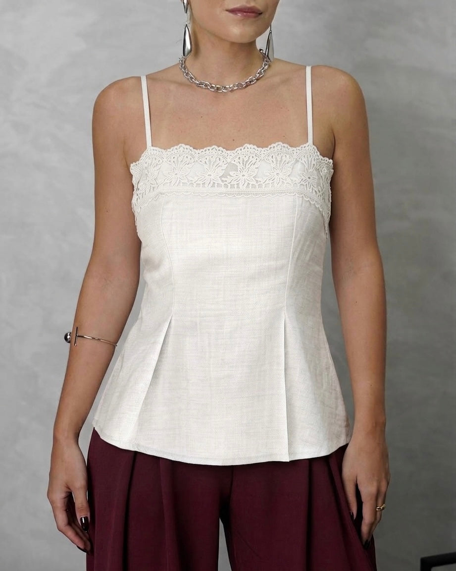 Blusa ajustada de tiras con escote de encaje y corte acampanado