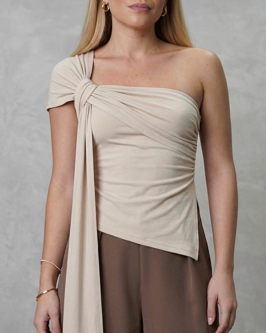Blusa de un hombro cubierto con nudo y tira larga