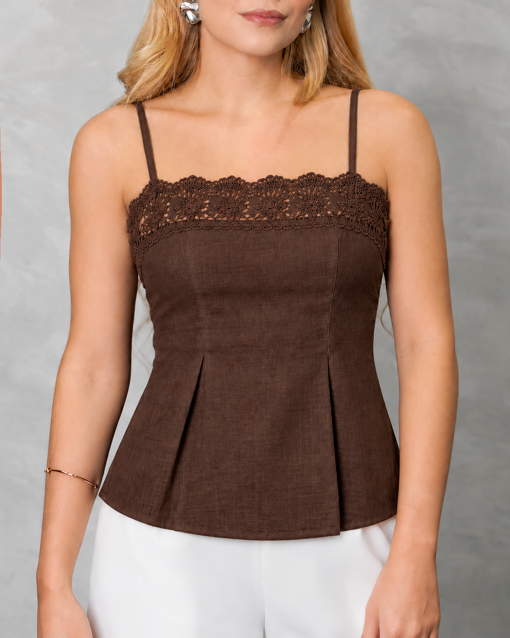Blusa ajustada de tiras con escote de encaje y corte acampanado