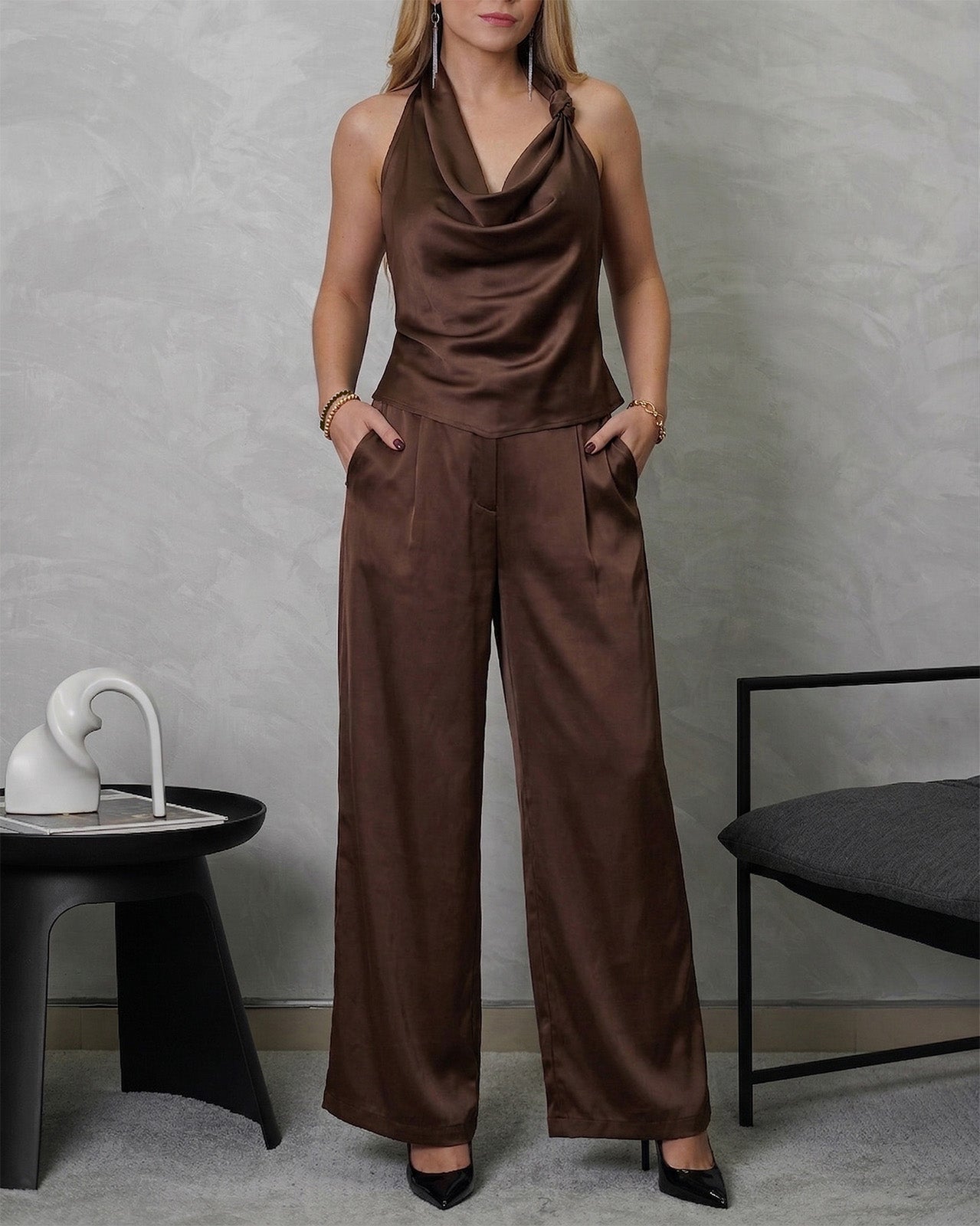 Conjunto de seda de pantalón y blusa con nudo