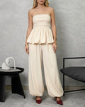 Conjunto de pantalón recogido al tobillo y blusa strapless con corte acampanado