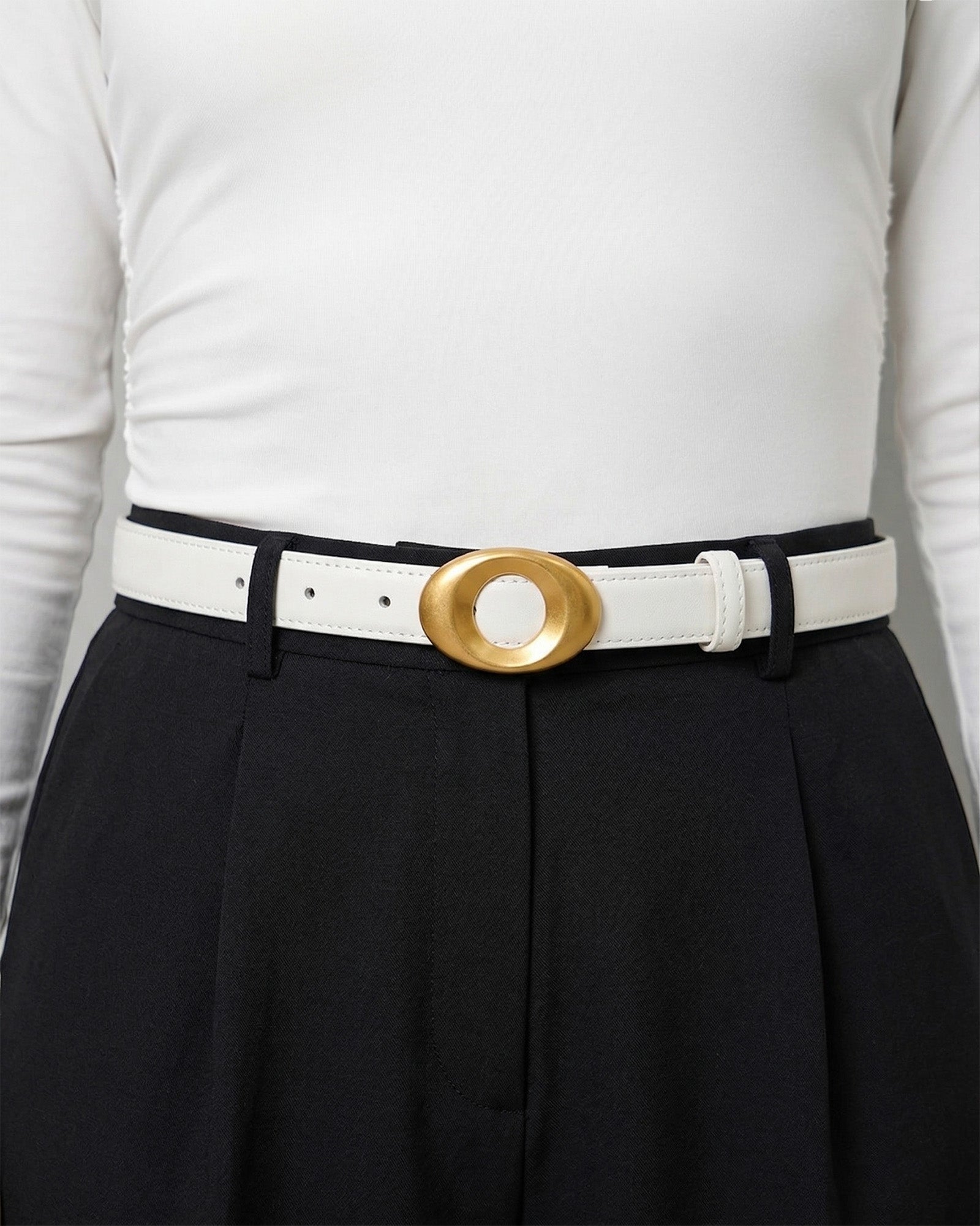 Correa con hebilla dorada ovalada