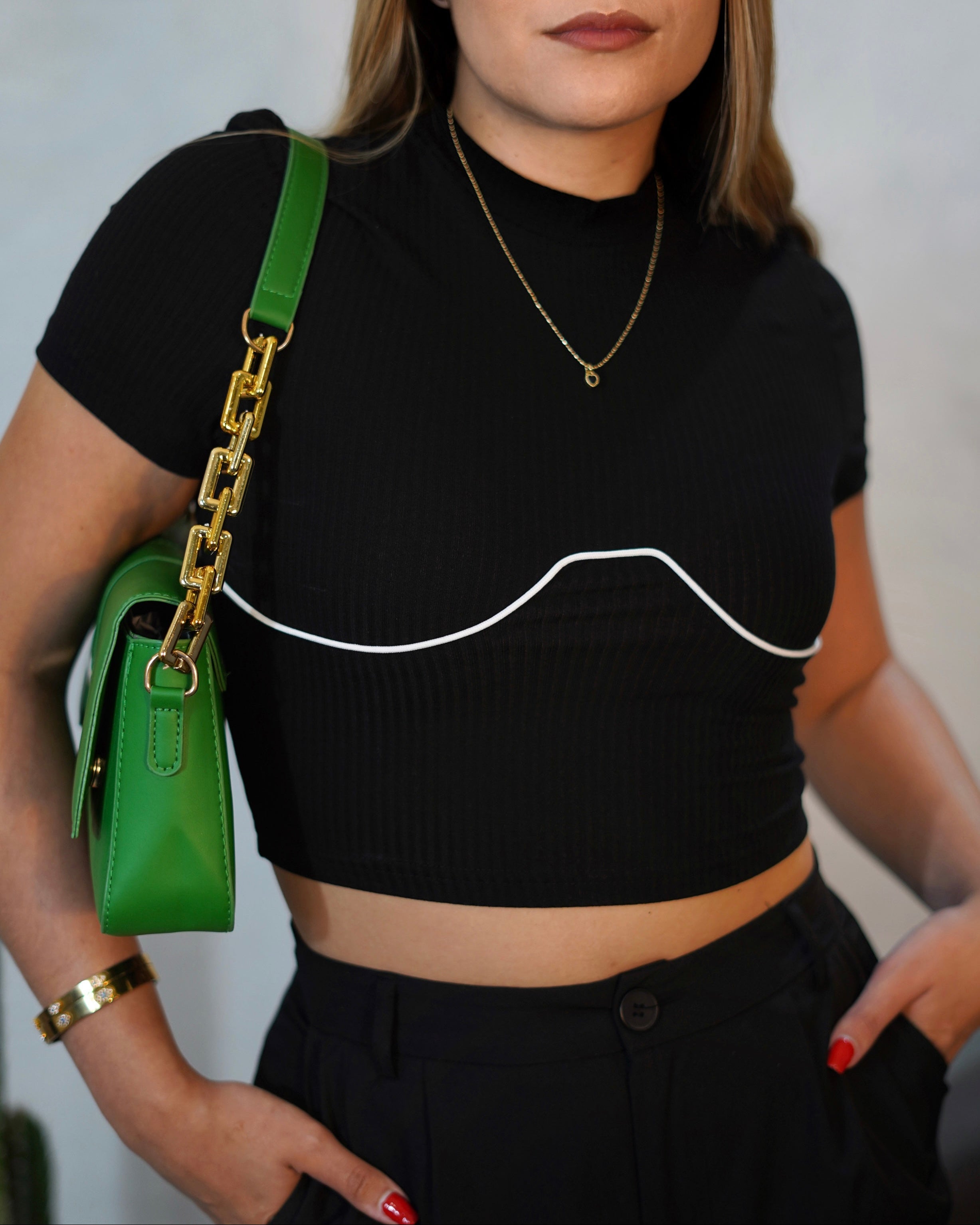 Top con linea blanca en el medio