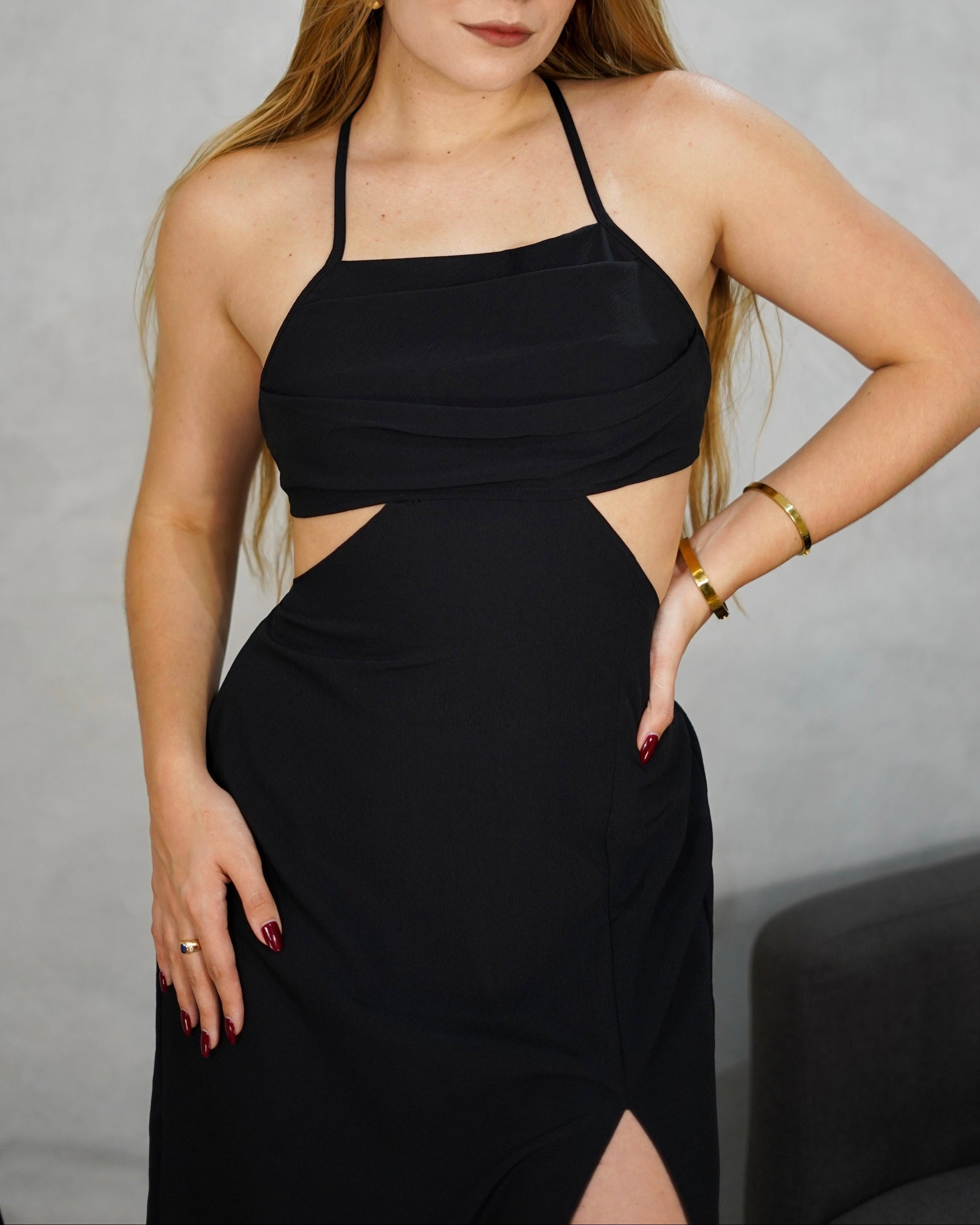 Vestido con textura y abertura en pierna