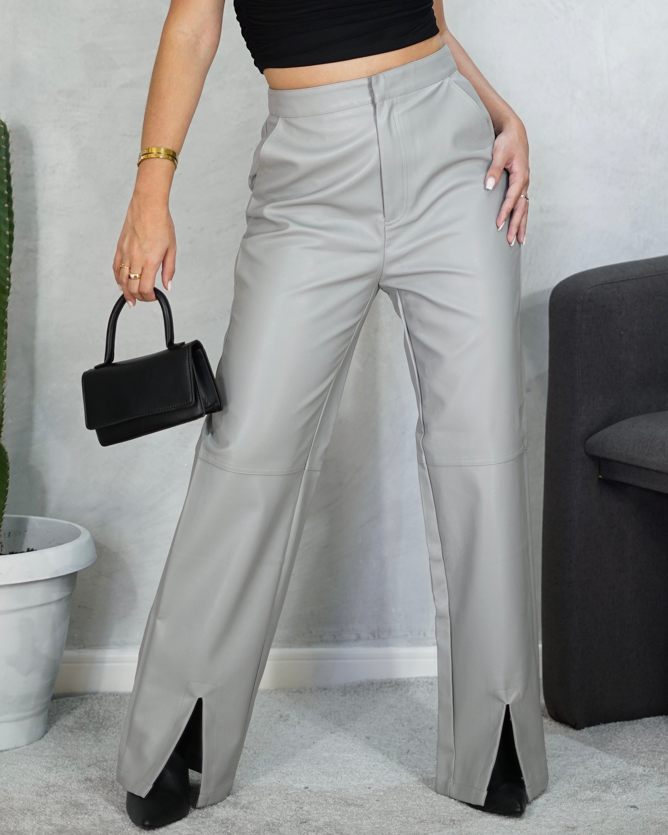 Pantalón de cuerina con abertura en tobillos