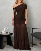 Vestido largo de un hombro con transparencia abajo