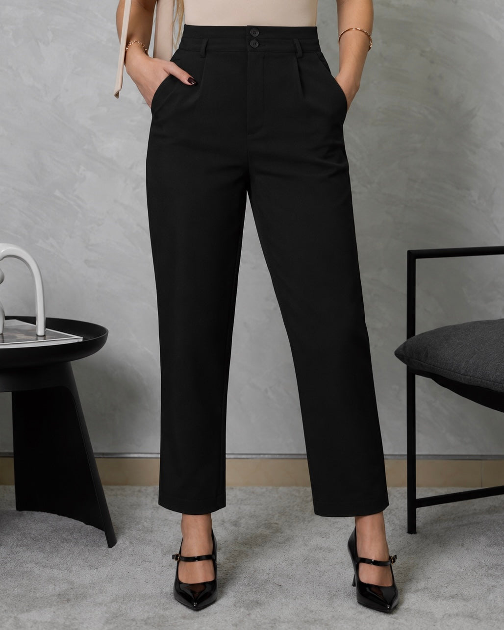 Pantalón recto de pinzas con botones beige
