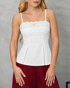 Blusa ajustada de tiras con escote de encaje y corte acampanado