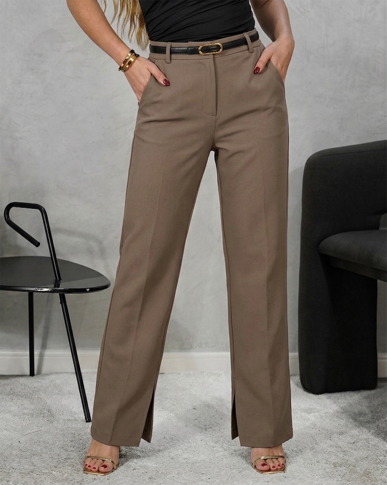 Pantalón recto con abertura interna del tobillo