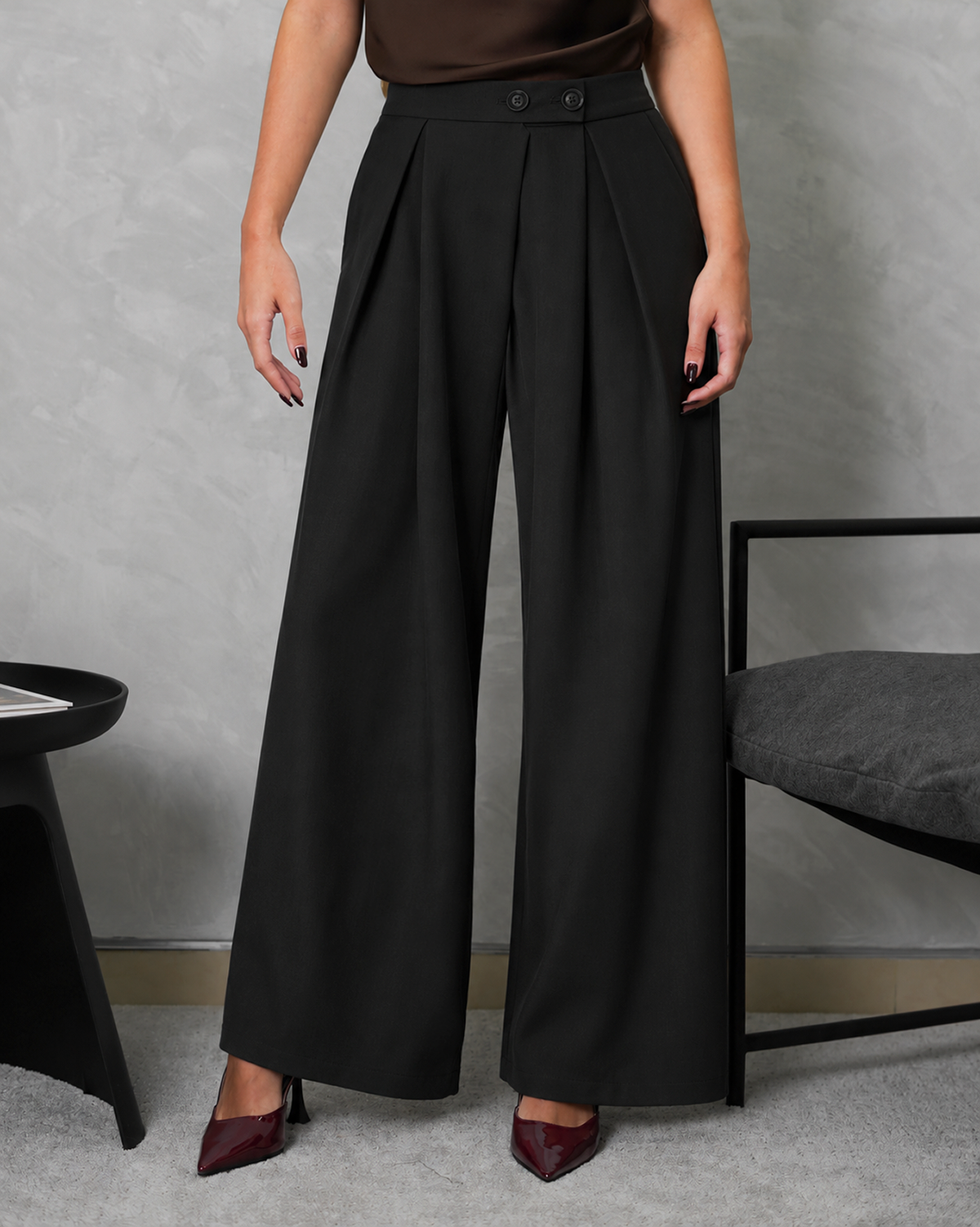 Pantalón ancho de pinzas con dos botones horizontales