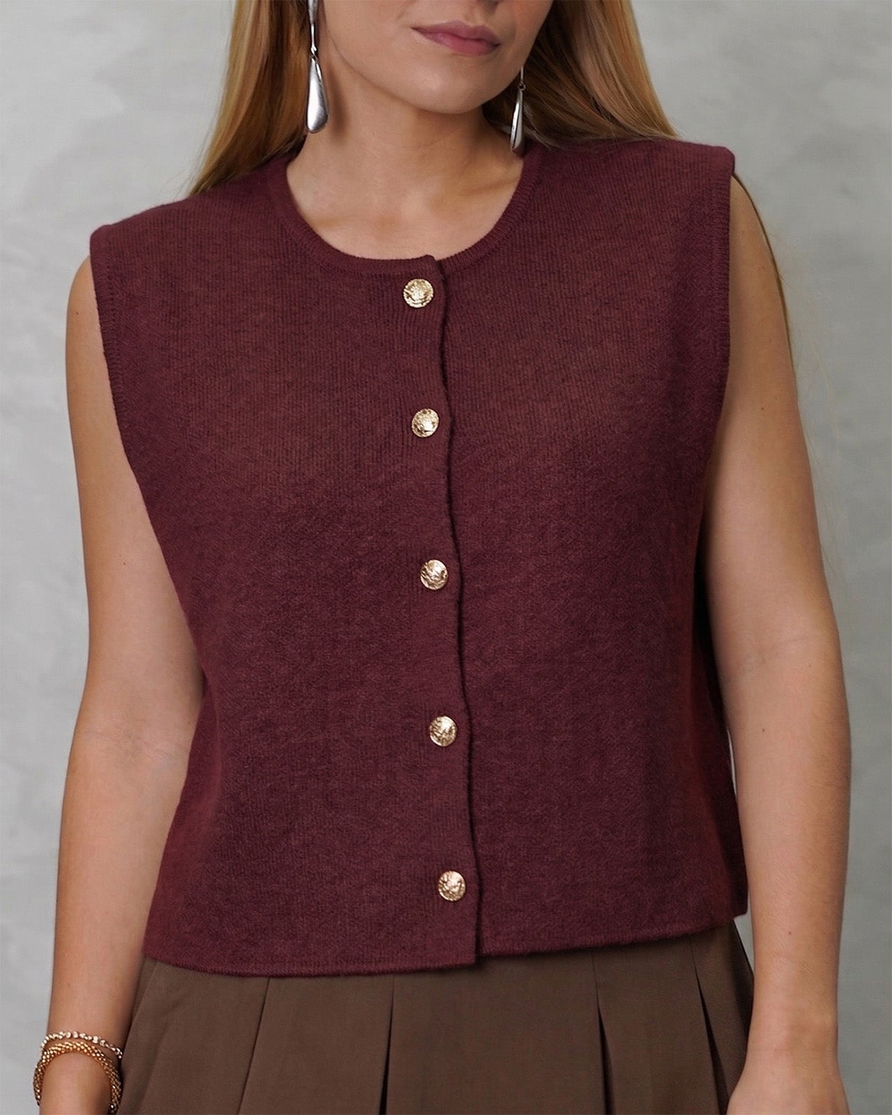 Chaleco tejido ancho sin mangas botones dorados