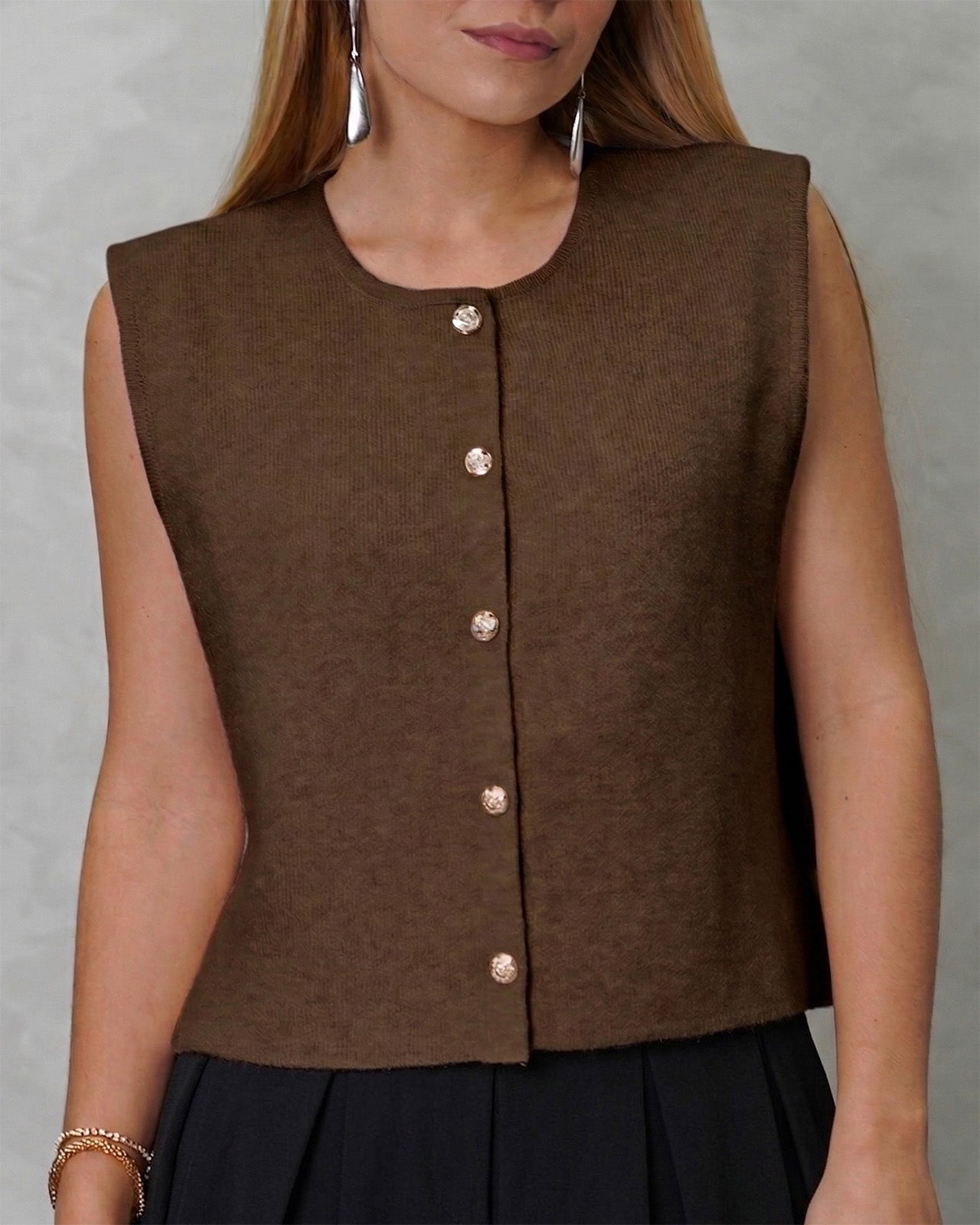 Chaleco tejido ancho sin mangas botones dorados