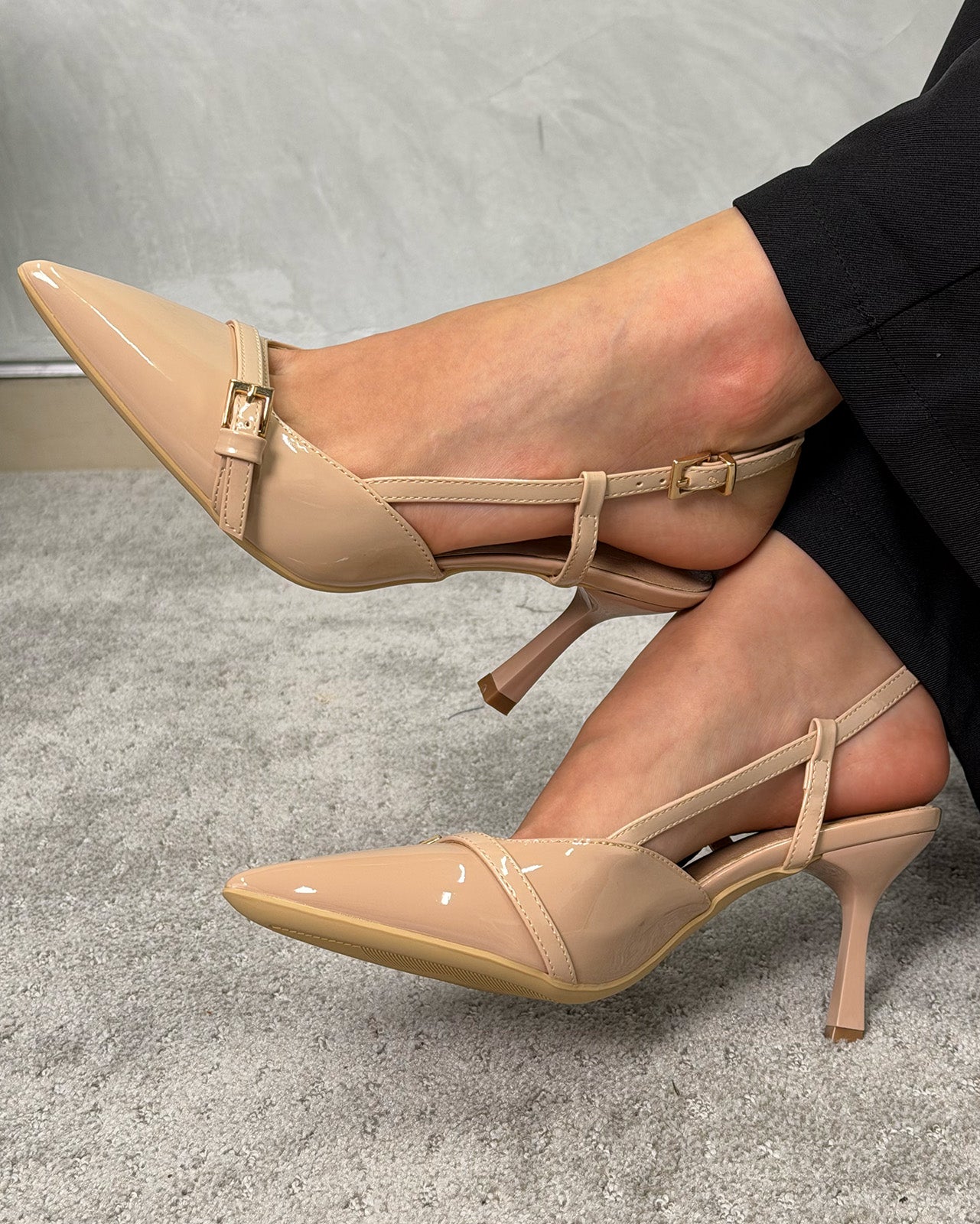 Stilettos patentes medianos con tira y gancho adelante