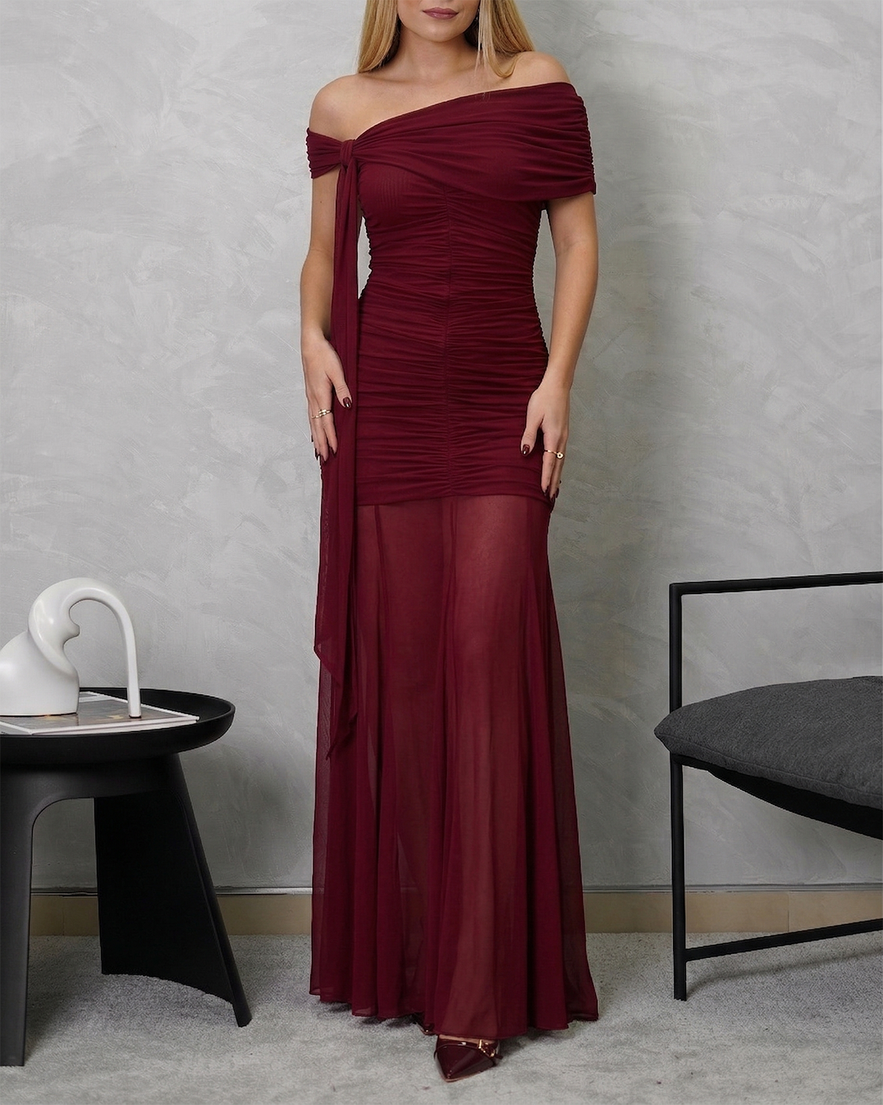 Vestido largo de un hombro con transparencia abajo