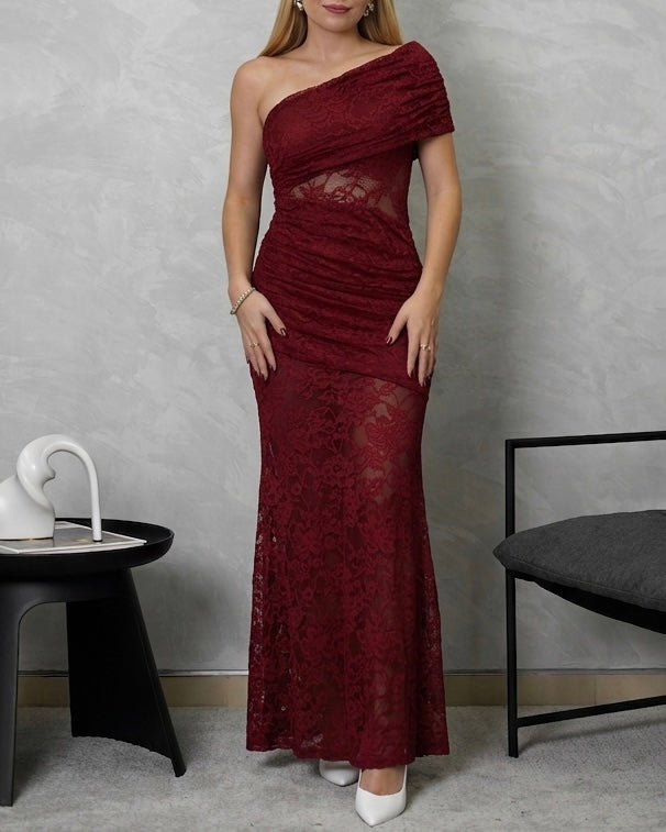 Vestido largo de encaje con transparencias asimétricas