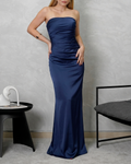 Vestido strapless largo de seda con cintura ajustada
