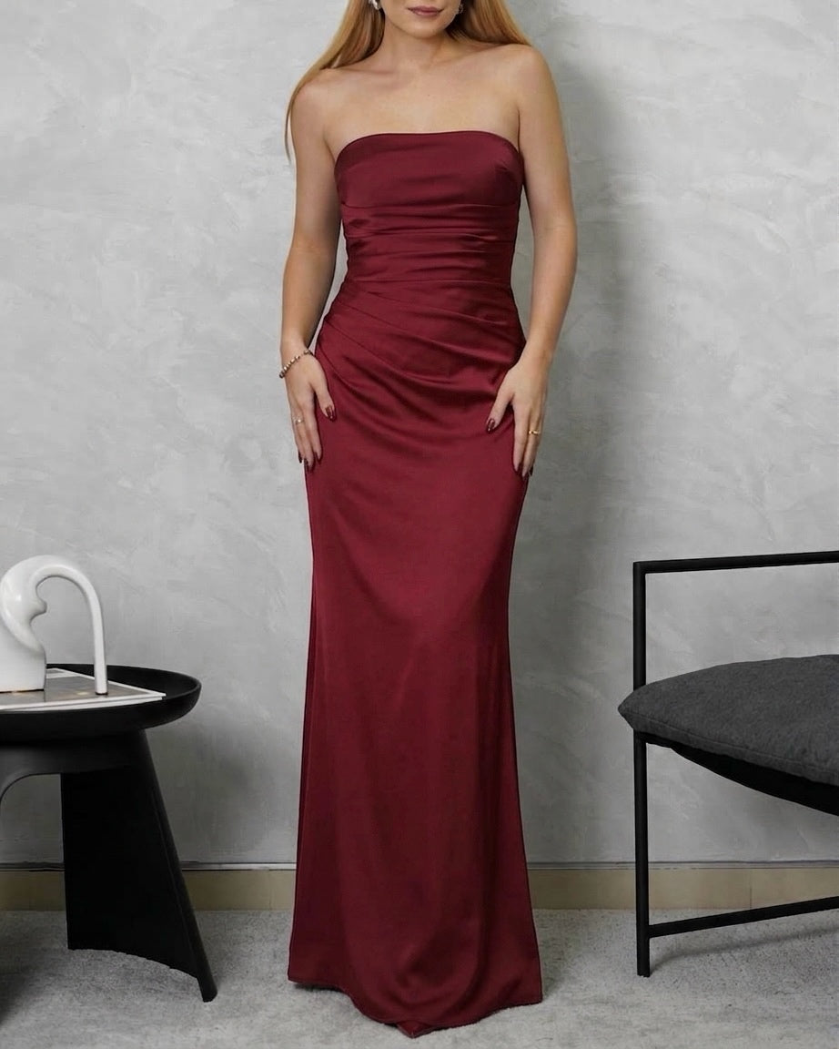 Vestido strapless largo de seda con cintura ajustada