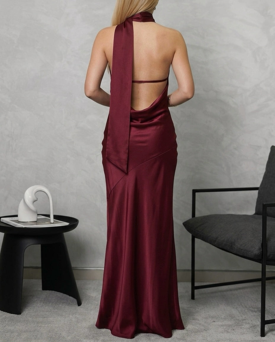 Vestido largo cuello halter con tira colgante y espalda escotada