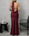 Vestido largo cuello halter con tira colgante y espalda escotada