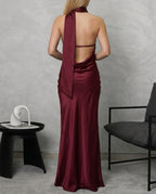 Vestido largo cuello halter con tira colgante y espalda escotada