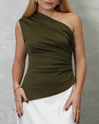 mujer con blusa asimetrica clasica verde olivo