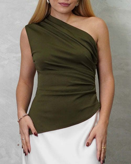 mujer con blusa asimetrica clasica verde olivo