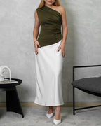 mujer con blusa asimetrica clasica verde olivo y falda blanca de seda