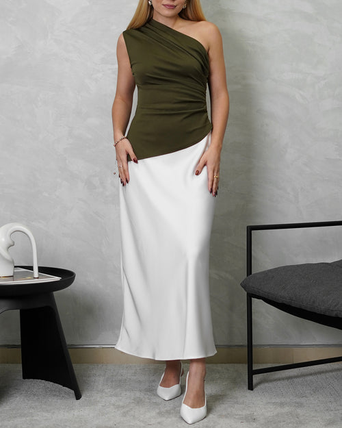 mujer con blusa asimetrica clasica verde olivo y falda blanca de seda