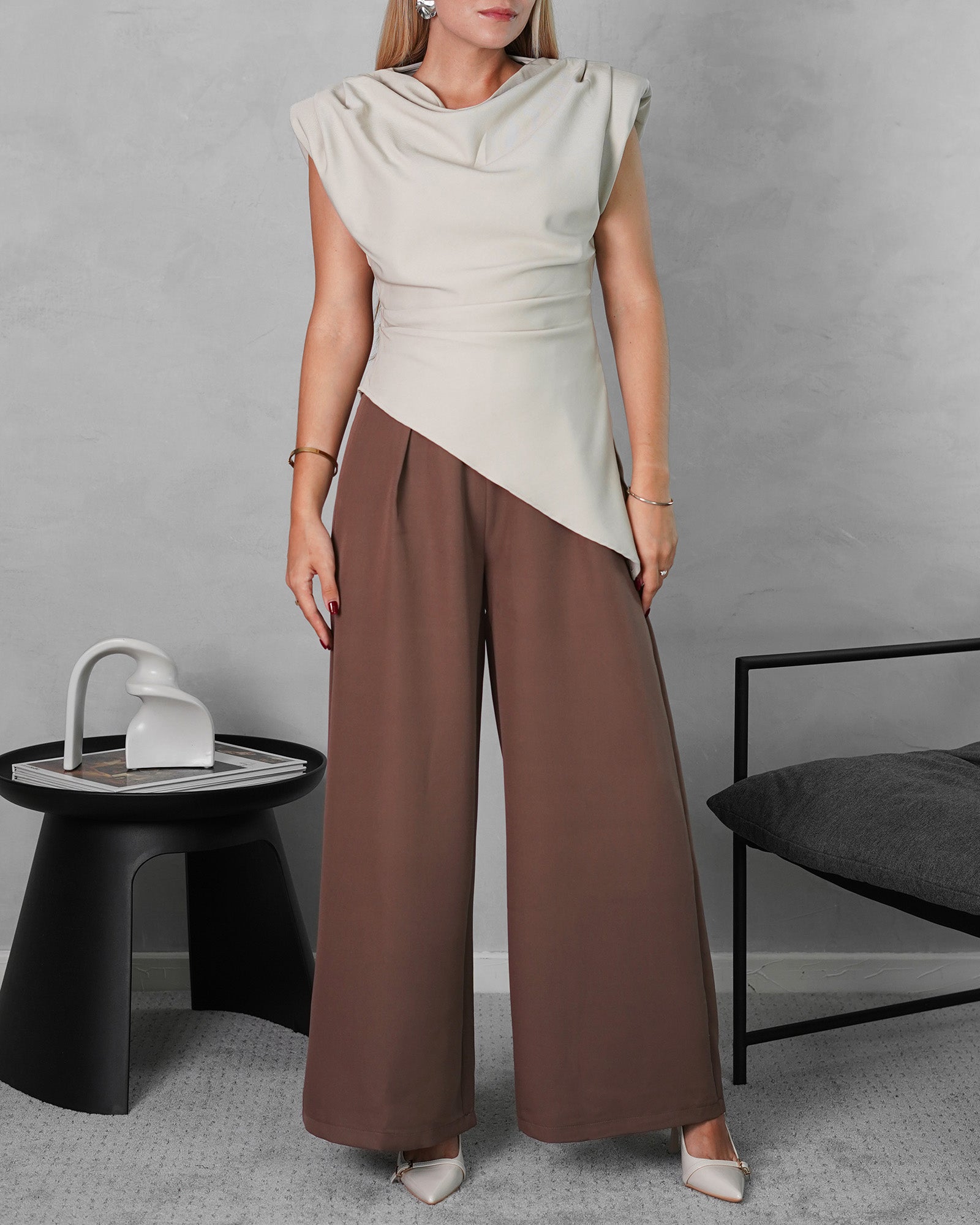 Blusa asimetrica de hombreras