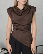 una mujer con blusa asimetrica de hombreras marron