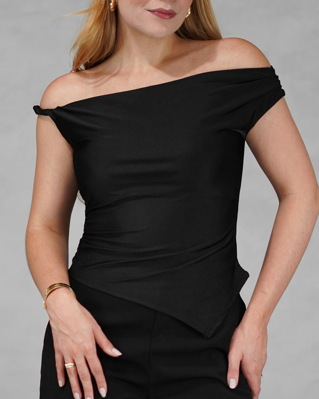 Blusa asimetrica de hombro amarrado