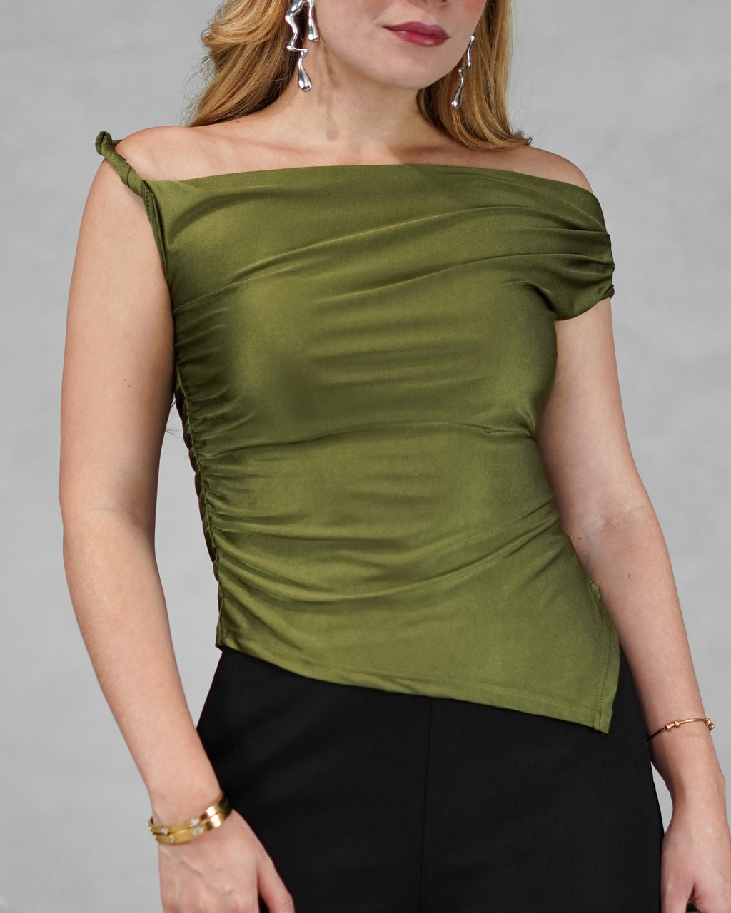 Blusa asimetrica de hombro amarrado