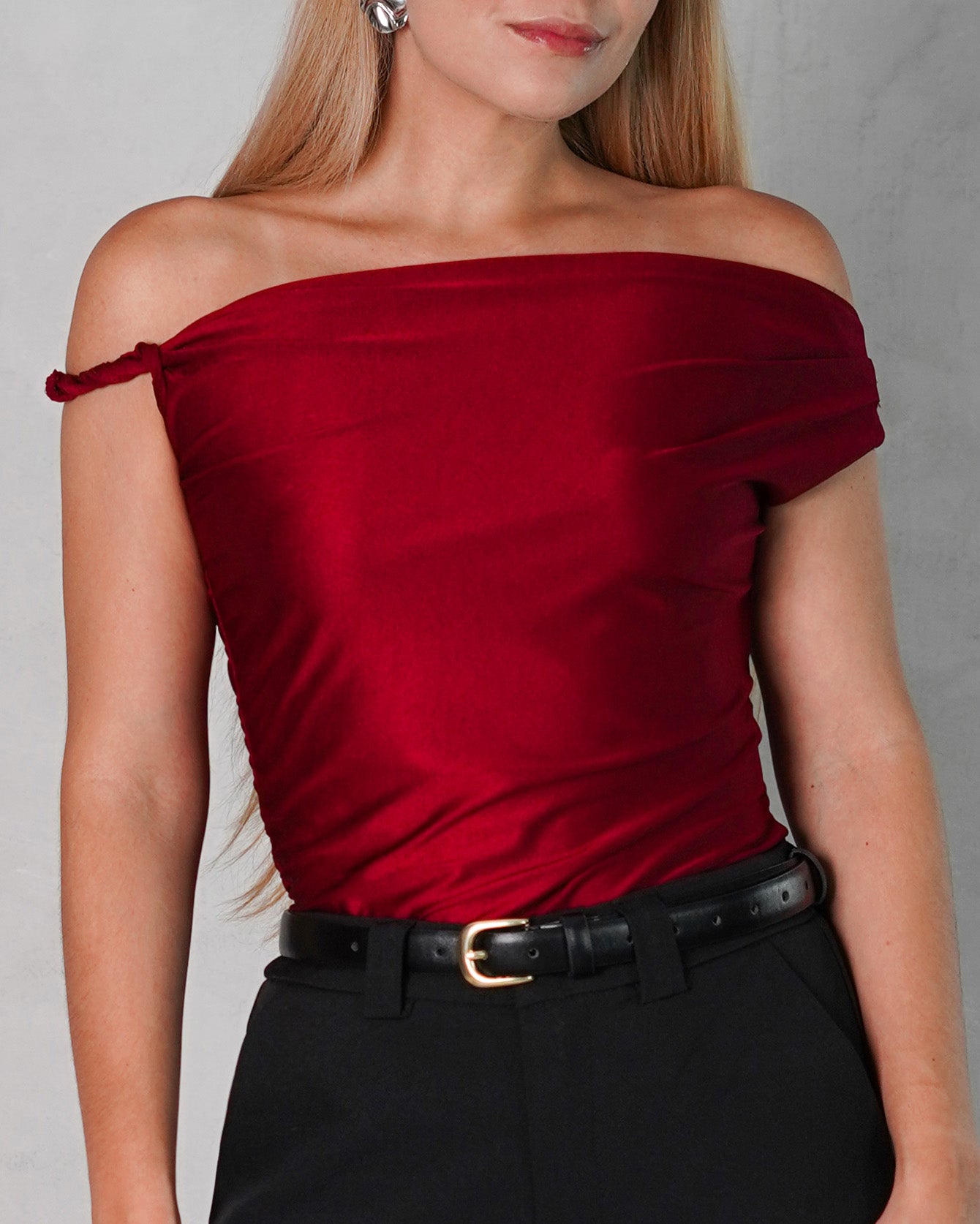 Blusa asimetrica de hombro amarrado