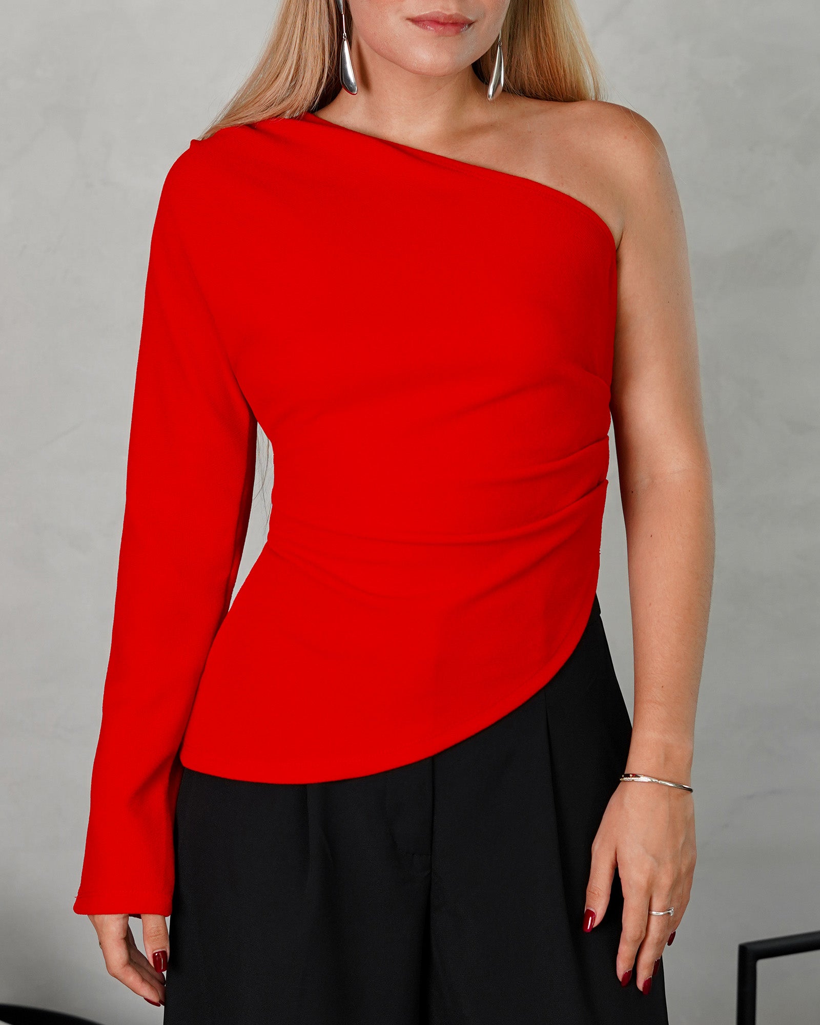 Blusa asimétrica de una manga larga con textura