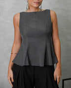 mujer de cerca usando blusa campanada de espalda escotada gris