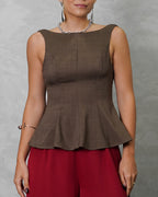 mujer de cerca usando blusa campanada de espalda escotada marron